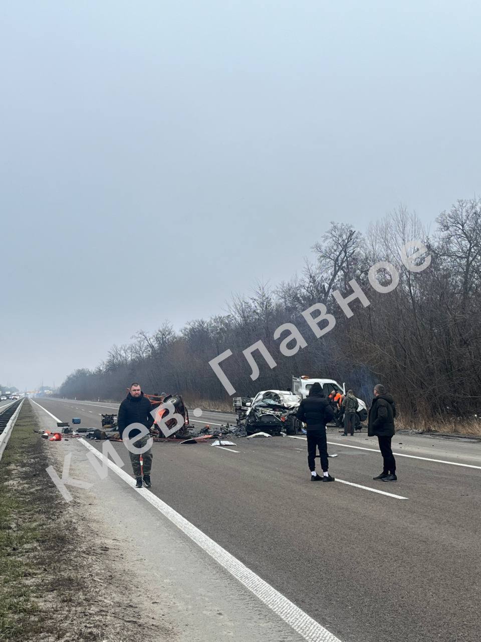 На Київщині легковик протаранив спецтранспорт дорожньої служби: рух перекрито, є постраждалі. Фото