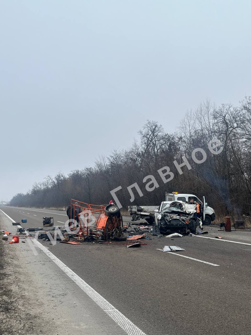 На Київщині легковик протаранив спецтранспорт дорожньої служби: рух перекрито, є постраждалі. Фото