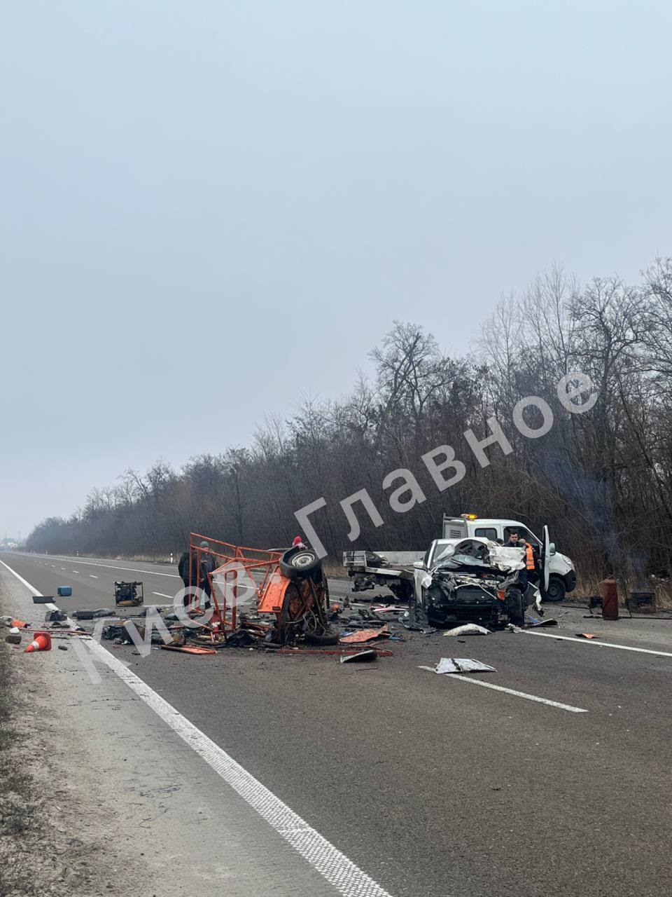 На Киевщине легковушка протаранила спецтранспорт дорожной службы: движение перекрыто, есть пострадавшие. Фото