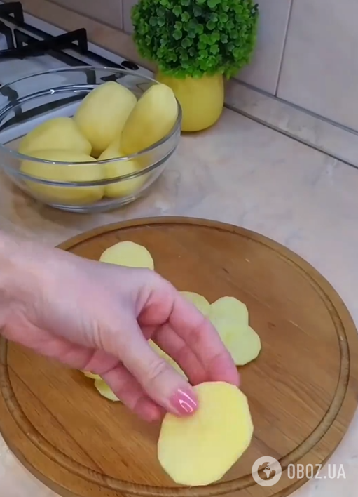 Сочный картофель с сыром в духовке на скорую руку: идеально для сытного ужина