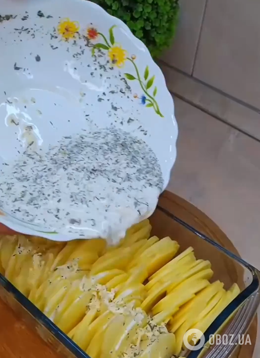 Сочный картофель с сыром в духовке на скорую руку: идеально для сытного ужина