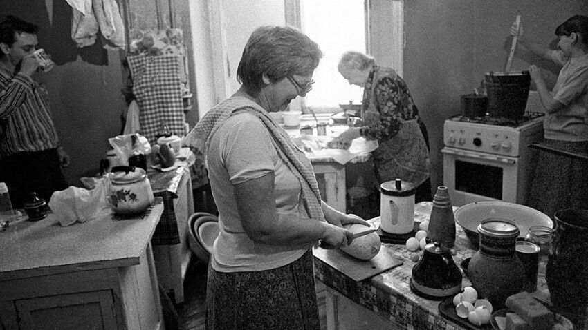 Чотири сім’ї на одну кухню: як насправді жили люди в безкоштовних квартирах в СРСР 