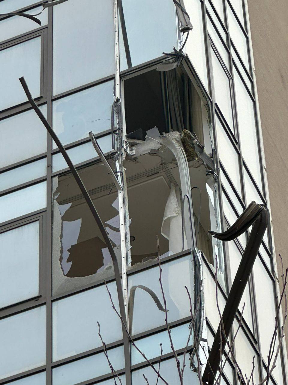 В Одессе сбили российскую ракету Х-59: обломками повредило здание. Фото