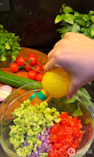 Салат с тунцом, авокадо и помидорами черри: заменит легкий завтрак
