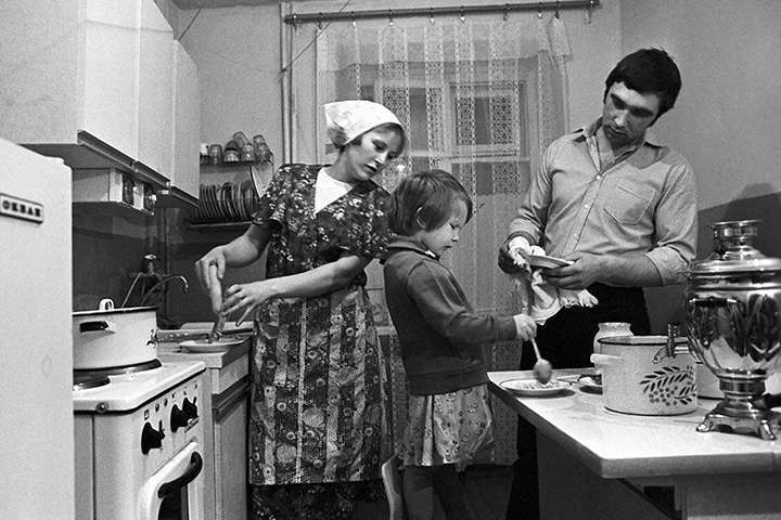 Четыре семьи на одну кухню: как на самом деле жили люди в бесплатных квартирах в СССР