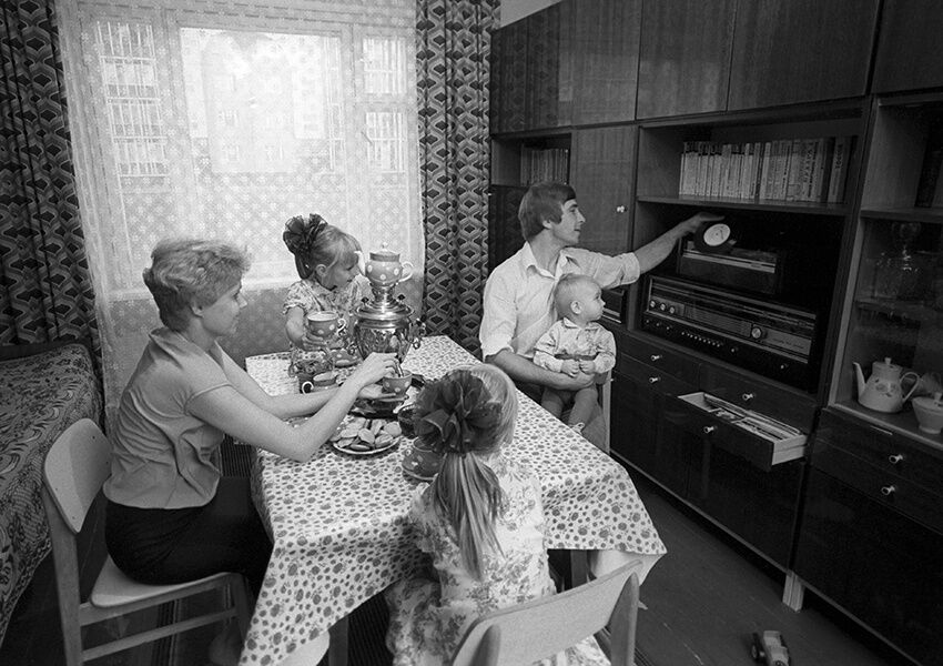 Чотири сім’ї на одну кухню: як насправді жили люди в безкоштовних квартирах в СРСР 