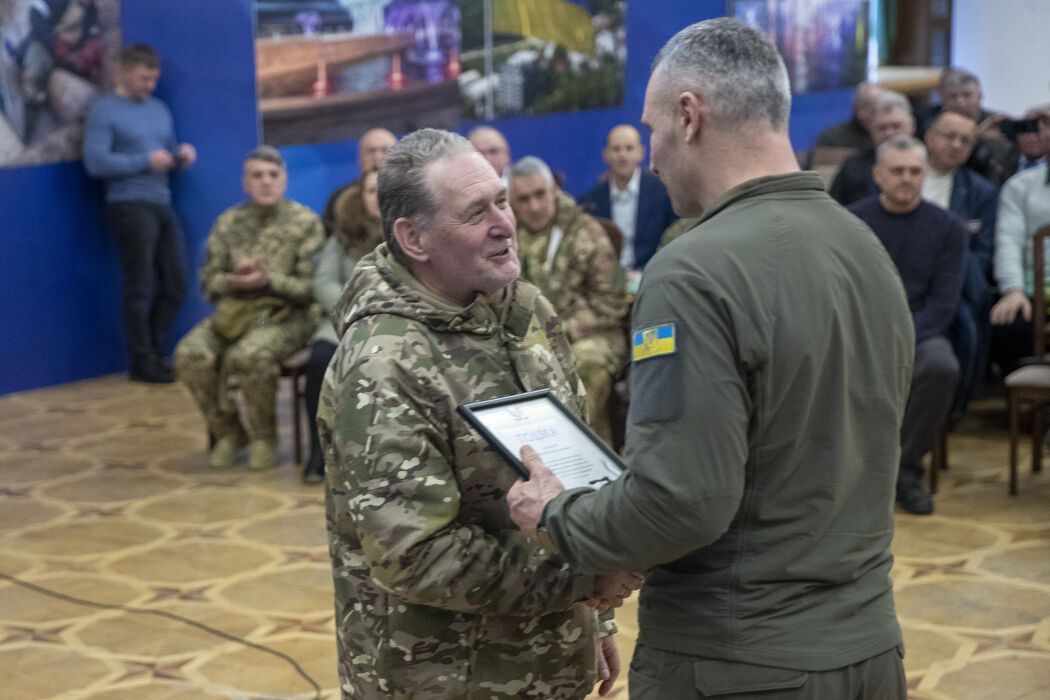 Через 45 років знову взяли в руки зброю: Кличко нагородив воїнів-афганців, які сьогодні захищають Україну від російських окупантів