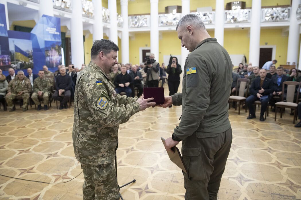 Через 45 років знову взяли в руки зброю: Кличко нагородив воїнів-афганців, які сьогодні захищають Україну від російських окупантів