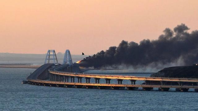 Хотіли жити біля моря, а тут вибухи: росіяни продають нещодавно куплене житло і масово тікають із Криму