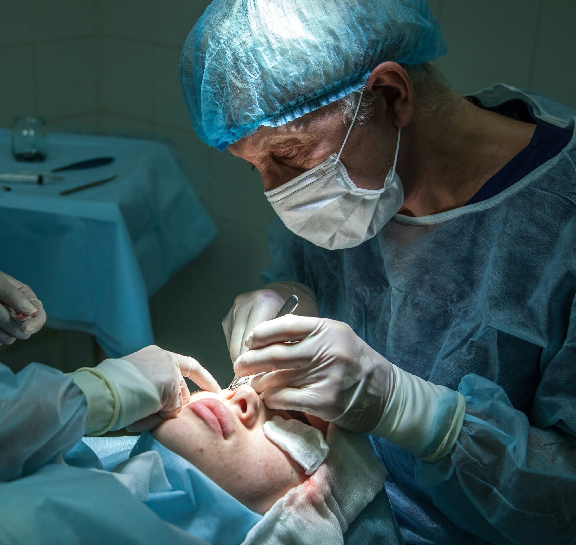 Пластичні хірурги назвали дорогі косметологічні процедури, які не варто робити: вони шкідливі або не дають результату