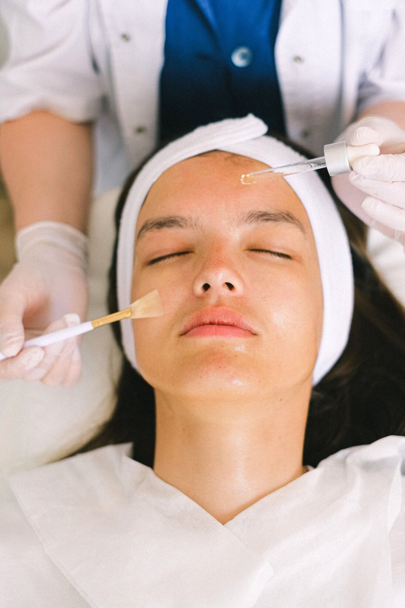 Пластичні хірурги назвали дорогі косметологічні процедури, які не варто робити: вони шкідливі або не дають результату