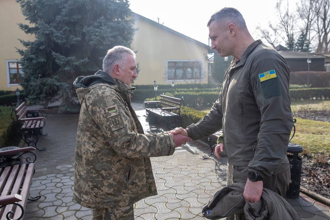 Столиця продовжить допомагати військовим: Кличко зустрівся з бійцями, які вирушають на фронт. Фото