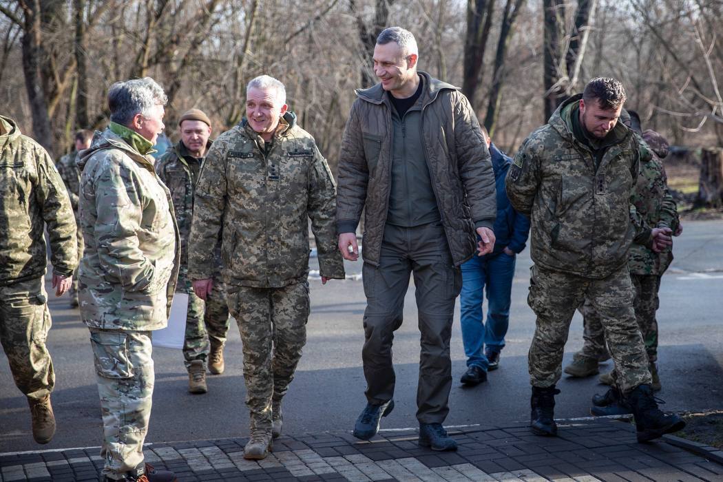 Столиця продовжить допомагати військовим: Кличко зустрівся з бійцями, які вирушають на фронт. Фото