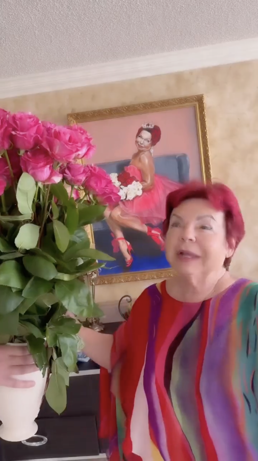 Мама Наташи Королевой, которая еще недавно кричала "Слава Украине!" и насмехалась над зятем-путинистом, показала свое истинное отношение к Тарзану. Видео