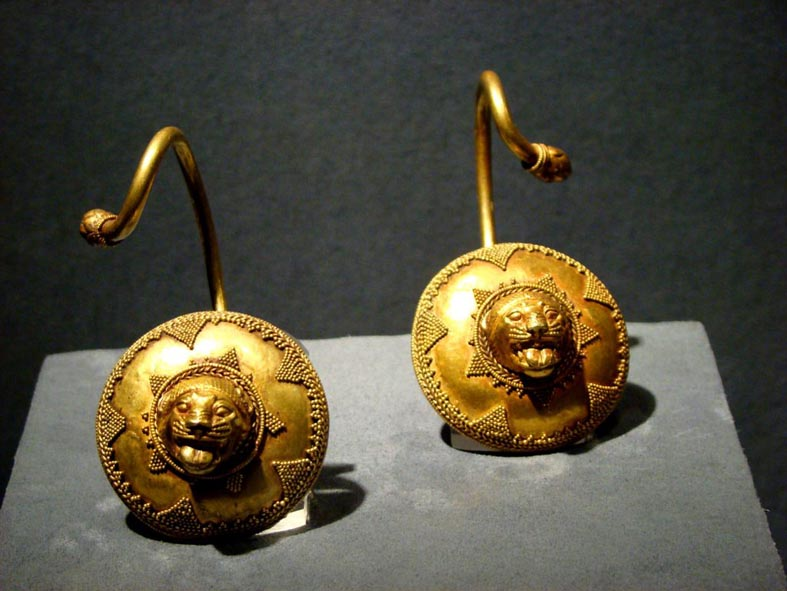 Золотий гребінь з кургану і сережки з Ольвії: п'ять археологічних скарбів, які Росія вкрала в  України

