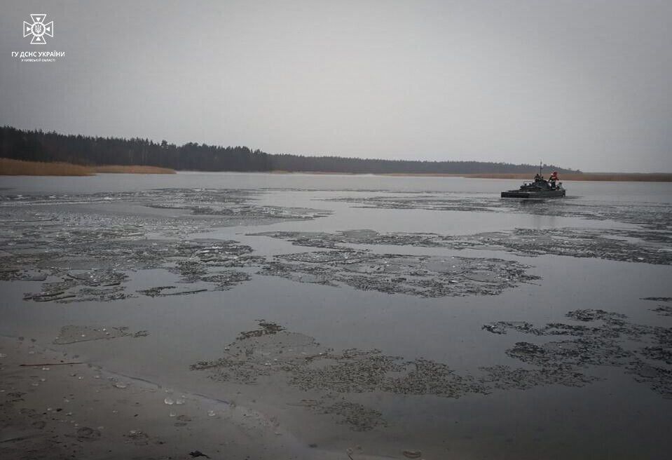 Искали почти сутки: в Киевской области в пруду обнаружили тело 11-летнего мальчика. Фото