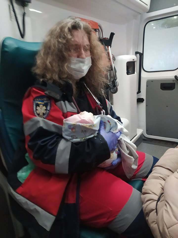 Лікарі діяли швидко та успішно: у Києві жінка народила прямо в машині "швидкої". Фото