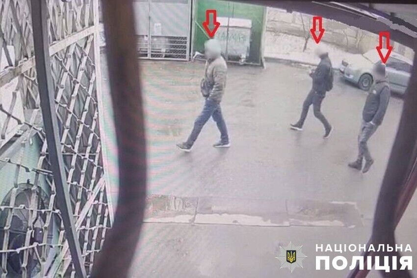 Жорстоко побили та пограбували перехожого: у Києві оперативно затримали трьох зловмисників. Фото