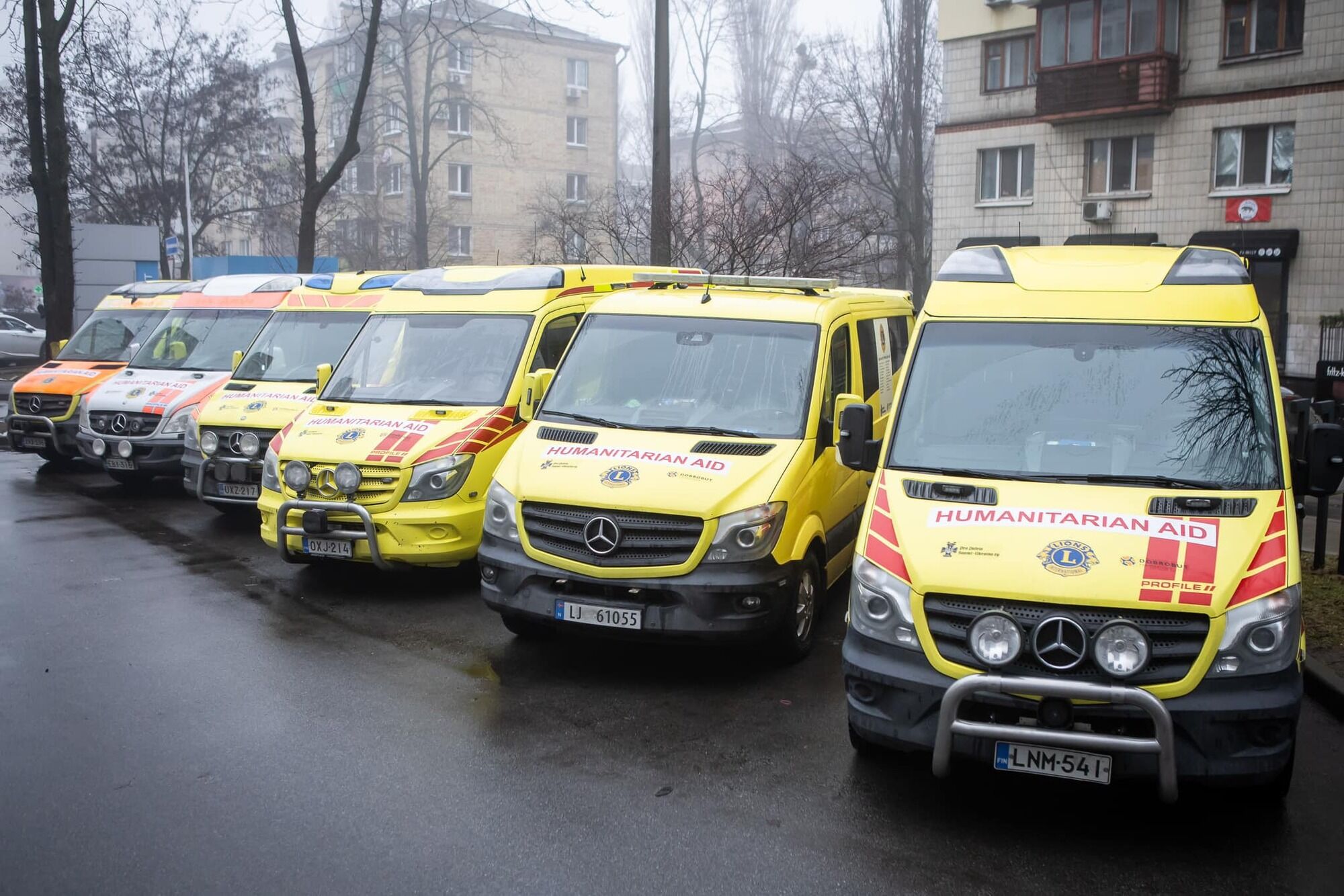 Фінські благодійні організації передали Dobrobut Foundation шість "швидких" для порятунку українців