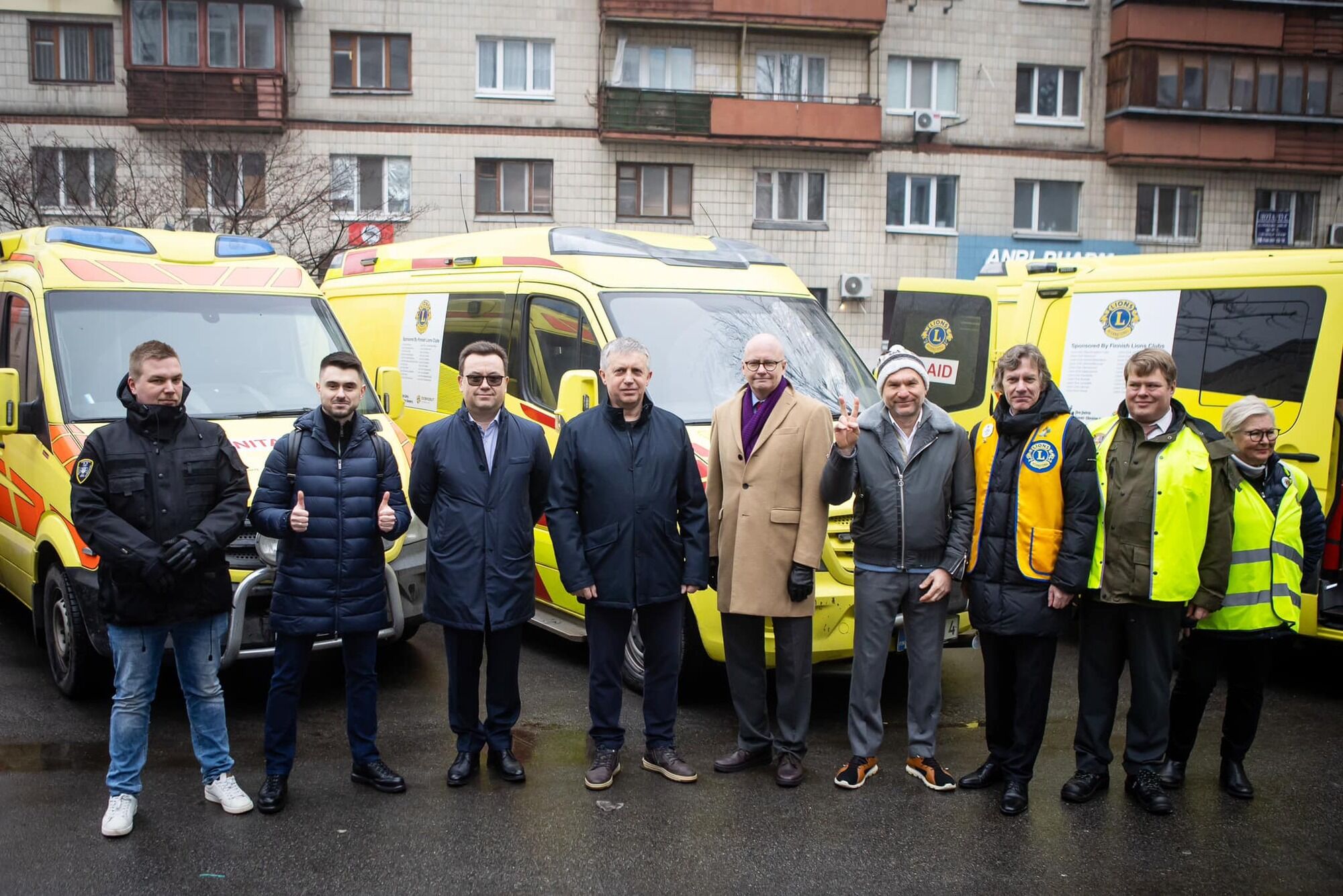 Фінські благодійні організації передали Dobrobut Foundation шість "швидких" для порятунку українців