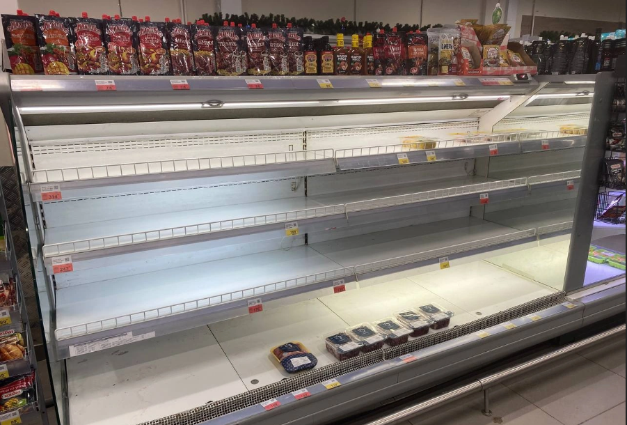 Акция "приведи друга" и пустые полки в супермаркетах: как Россия переживает дефицит кадров и продуктов