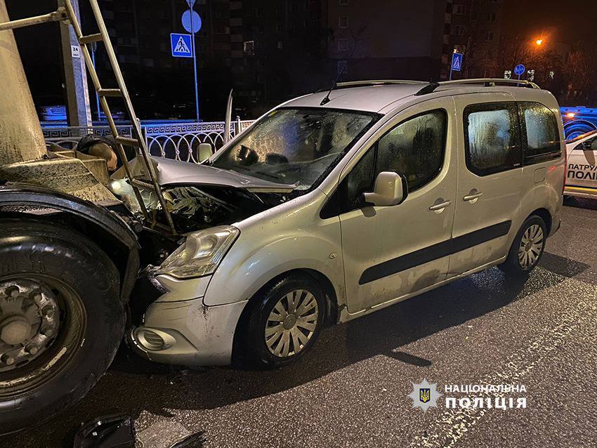 У Києві на Троєщині п'яний водій легковика під час комендантської години протаранив автоцистерну. Фото і відео