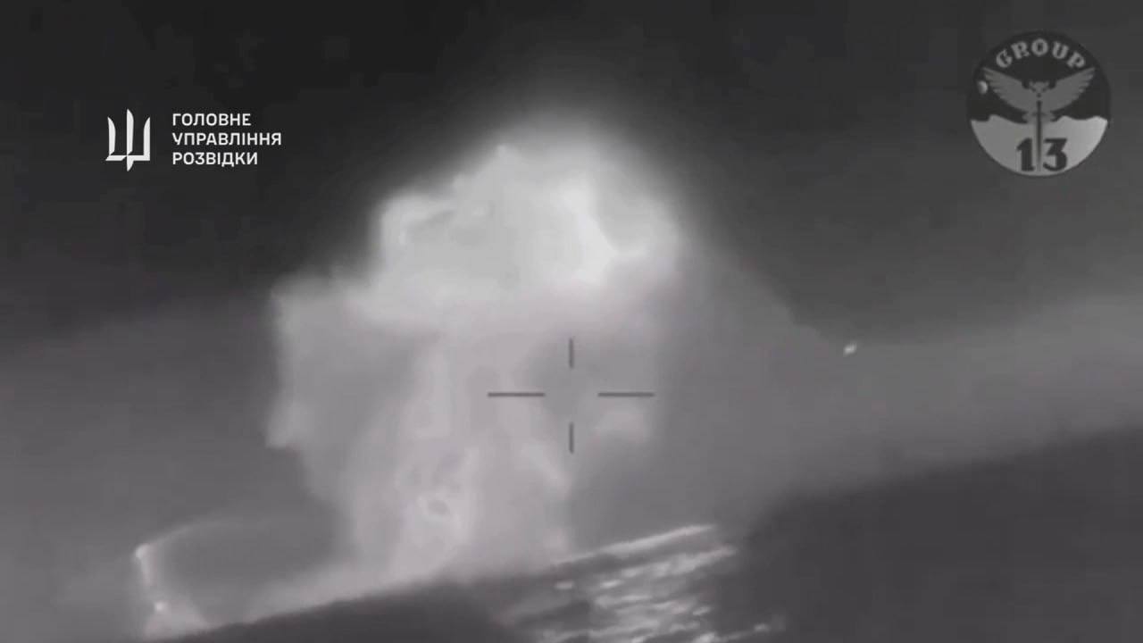 Затонул мгновенно: в сети показали момент атаки морских дронов на БДК "Цезарь Куников". Видео