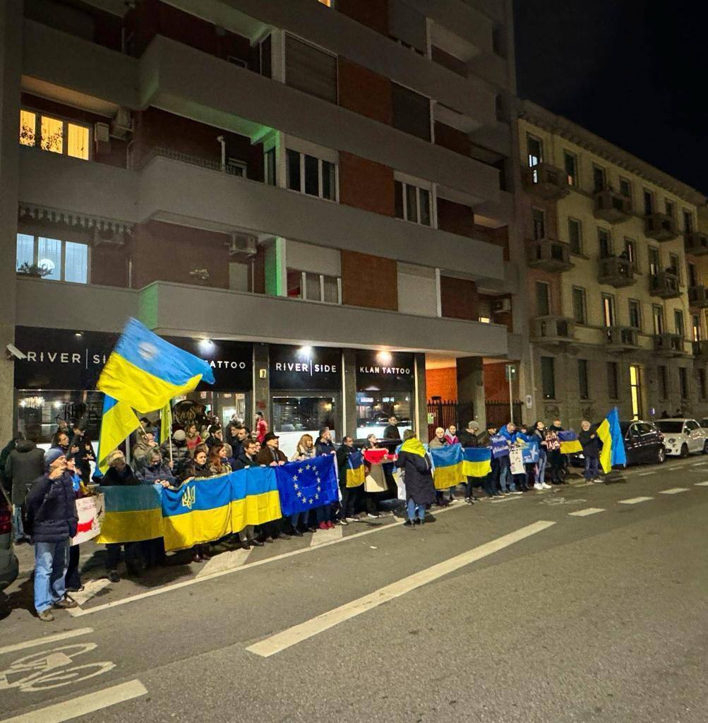 Українці в Мілані влаштували протести проти показу фільма російських пропагандистів. Фото