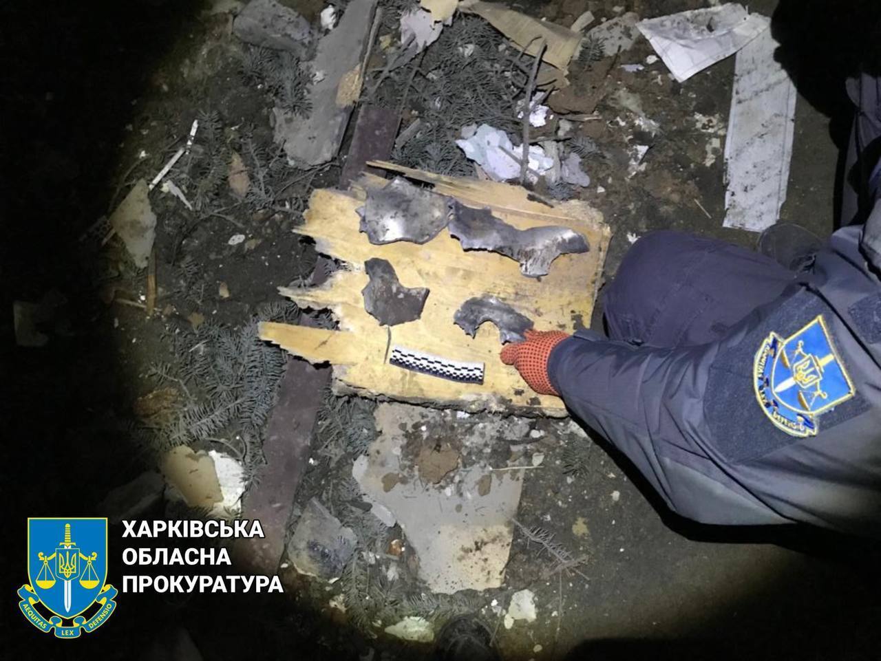 Выросло количество погибших в результате удара РФ по Великому Бурлуку на Харьковщине: из-под завалов достали тело женщины. Фото