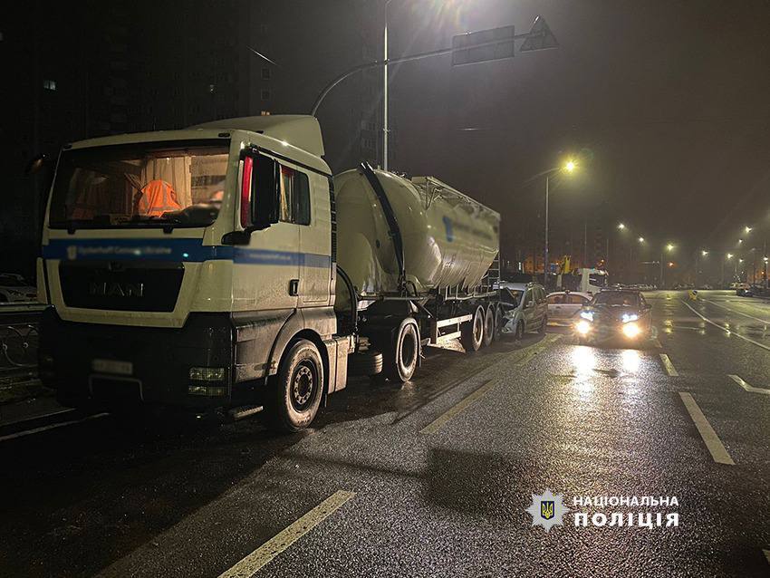 В Киеве на Троещине пьяный водитель легковушки во время комендантского часа протаранил автоцистерну. Фото и видео