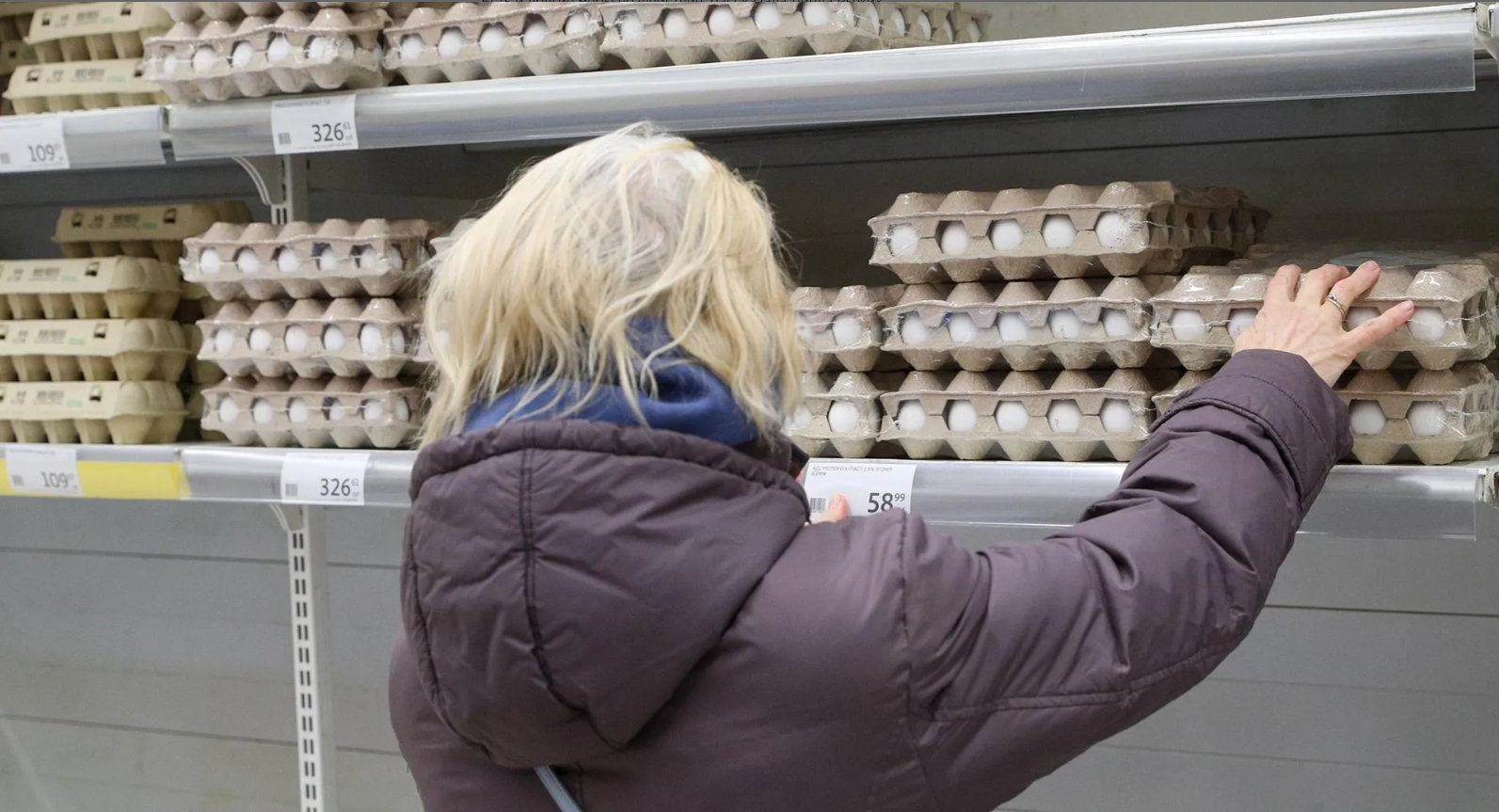 Акція "приведи друга" і порожні полиці в супермаркетах: як Росія переживає дефіцит кадрів і харчів