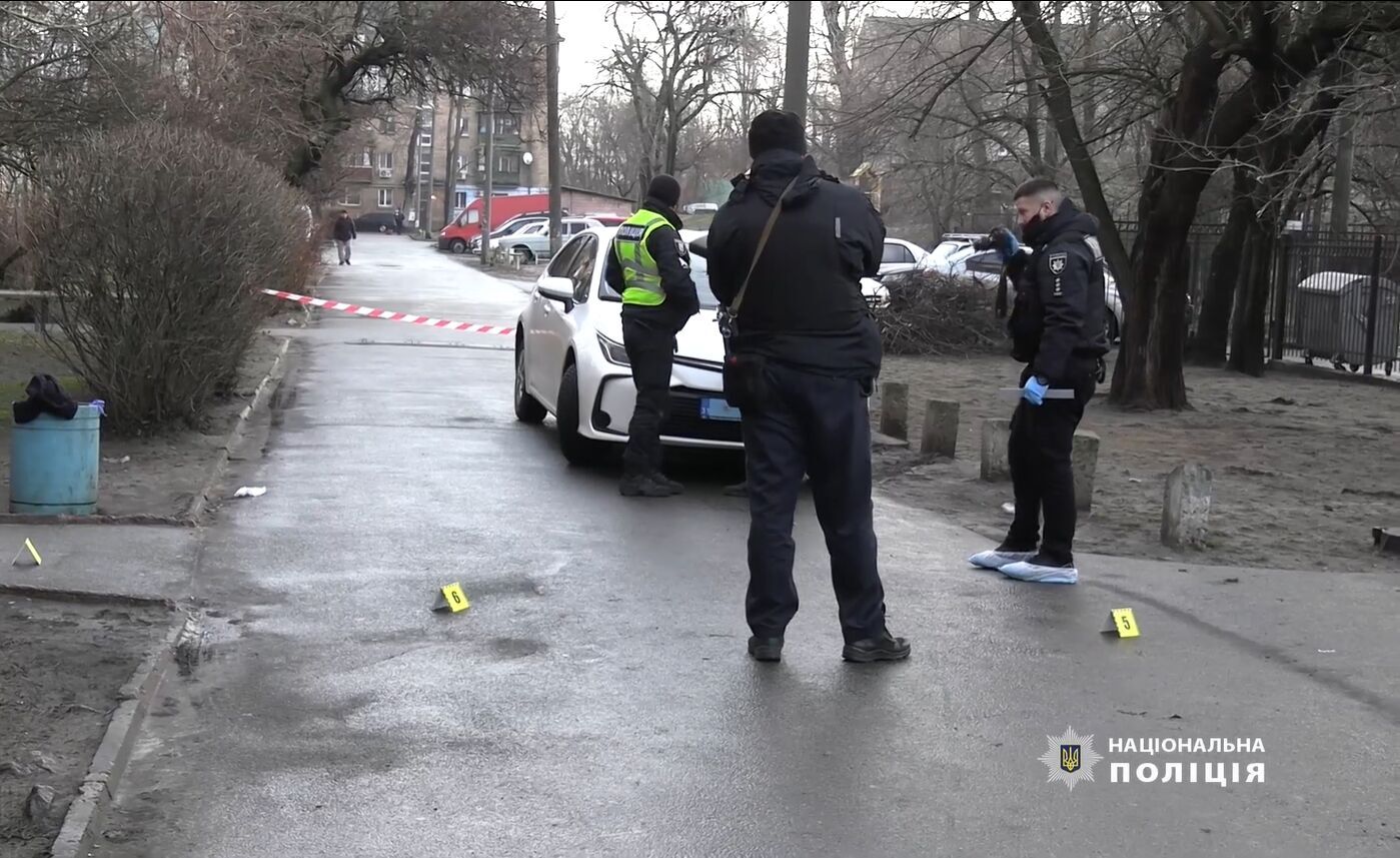 В Киеве мужчина убил знакомого, а затем вместе с товарищем вынес тело на помойку. Фото и видео