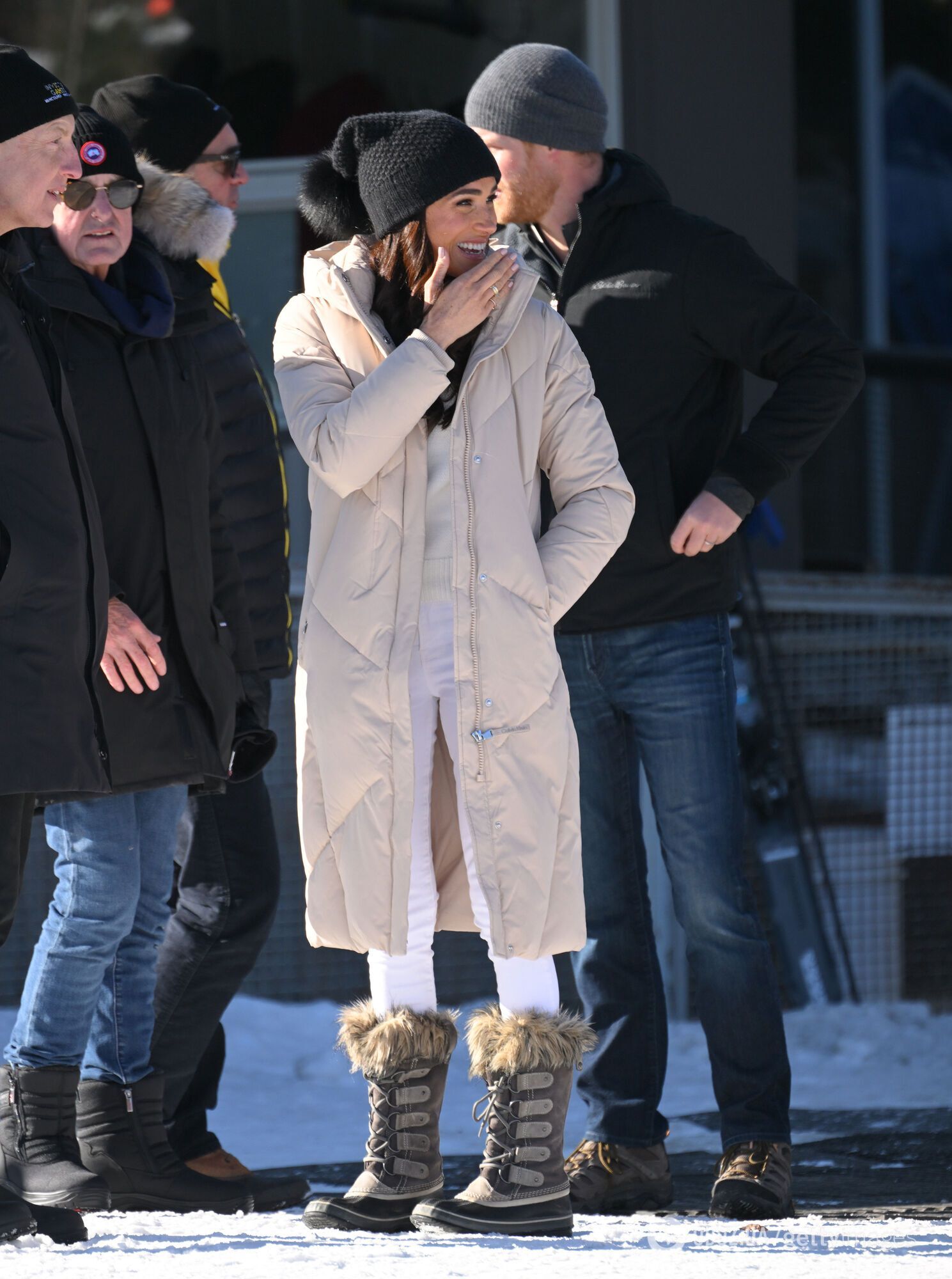 Пуховик Calvin Klein і кашеміровий светр Вікторії Бекхем. Меган Маркл показала стильний лук на гірськолижному курорті в Канаді
