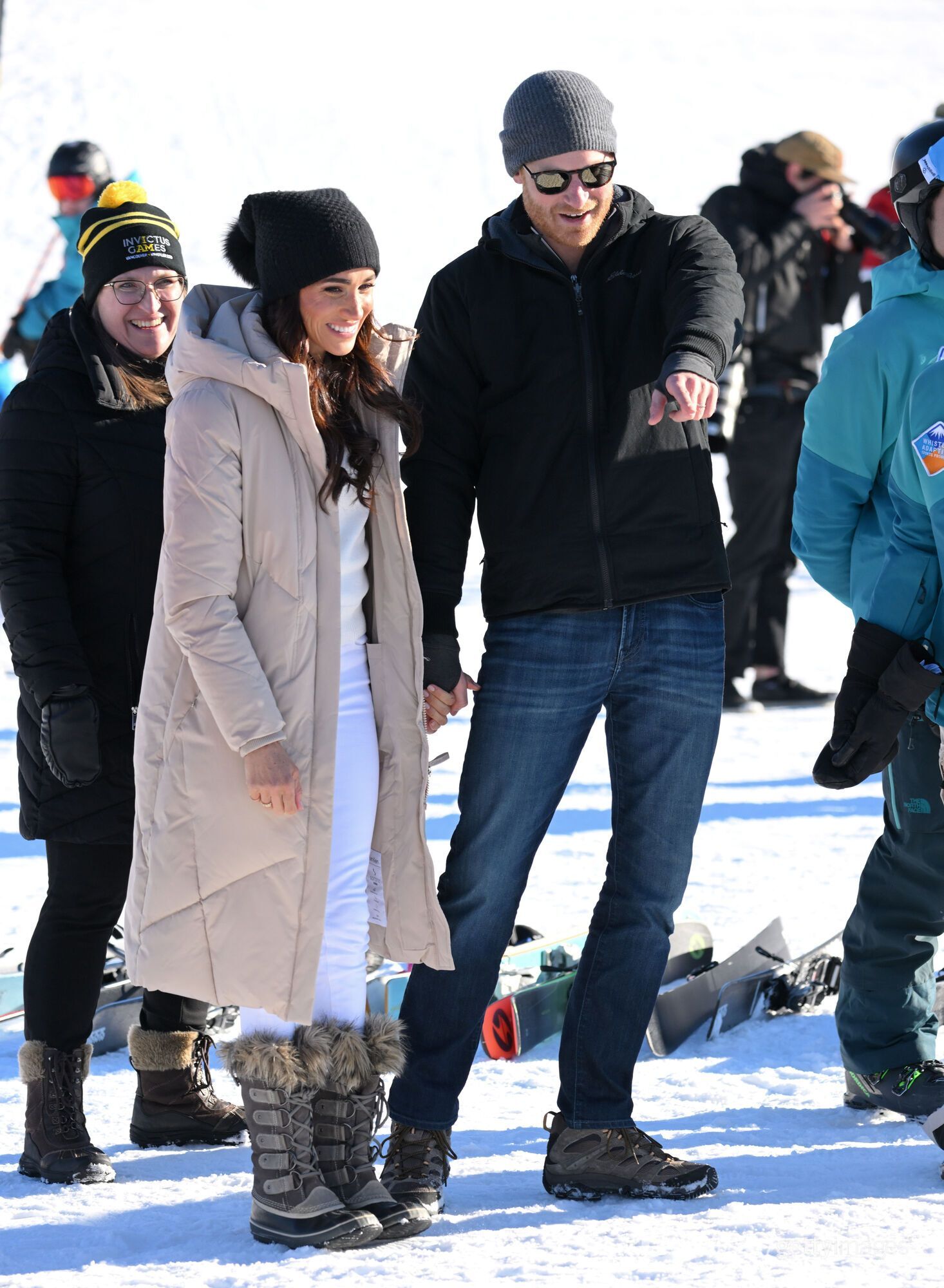 Пуховик Calvin Klein и кашемировый свитер Виктории Бекхэм. Меган Маркл показала стильный лук на горнолыжном курорте в Канаде
