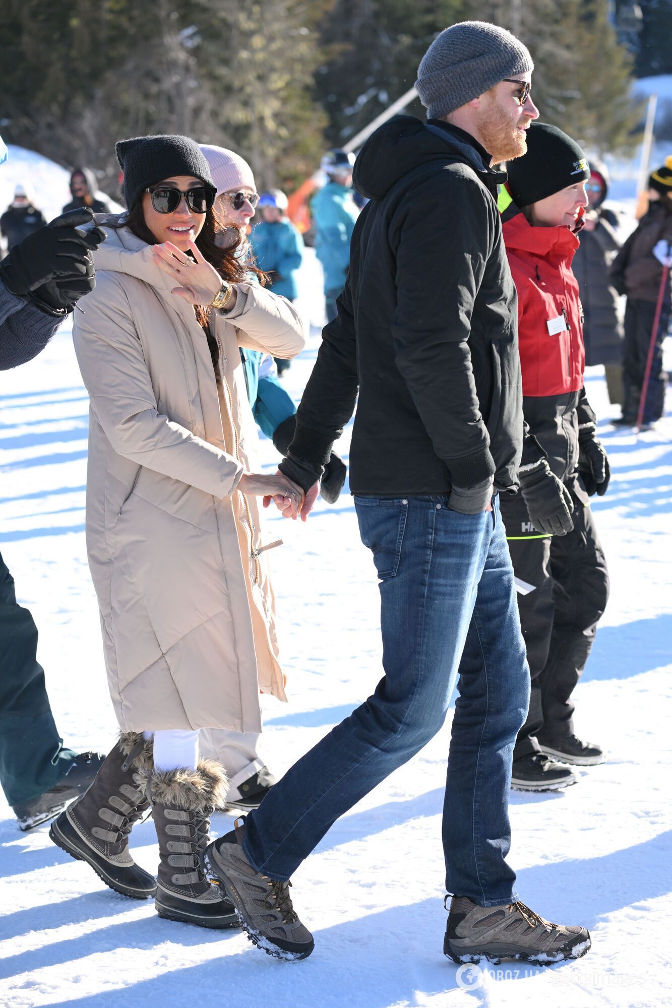 Пуховик Calvin Klein и кашемировый свитер Виктории Бекхэм. Меган Маркл показала стильный лук на горнолыжном курорте в Канаде