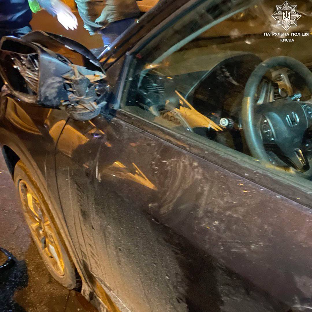 На Оболони оторвал зеркала у авто и пытался скрыться: в Киеве задержали хулигана. Фото
