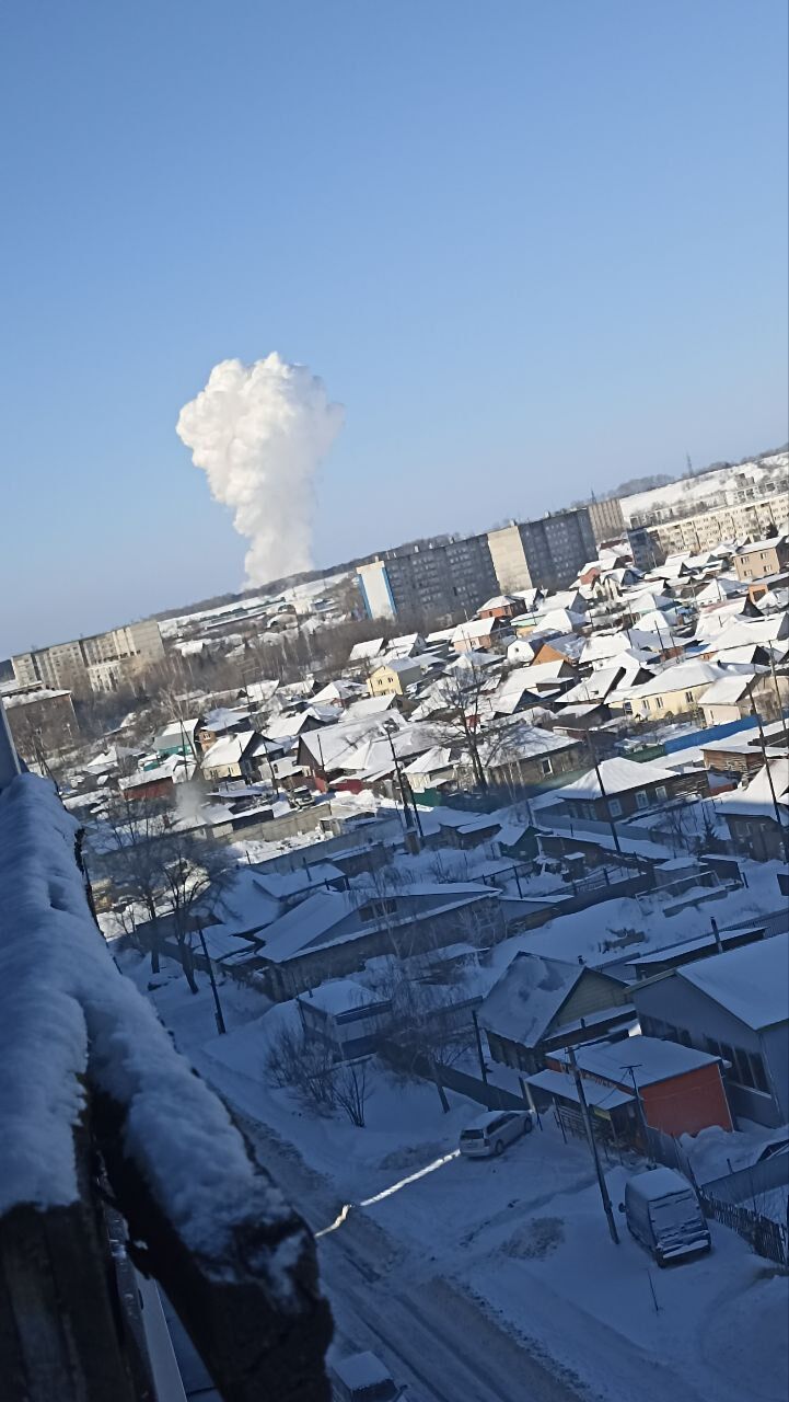 У районі оборонного заводу на Алтаї стався вибух, піднявся стоп диму: мер Бійська заявив, що все "за планом". Фото і відео