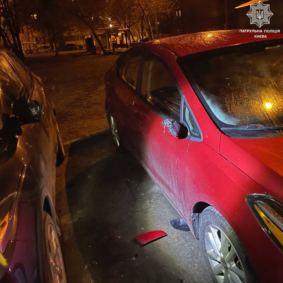 На Оболоні повідривав дзеркала в авто та намагався втекти: у Києві затримали хулігана. Фото