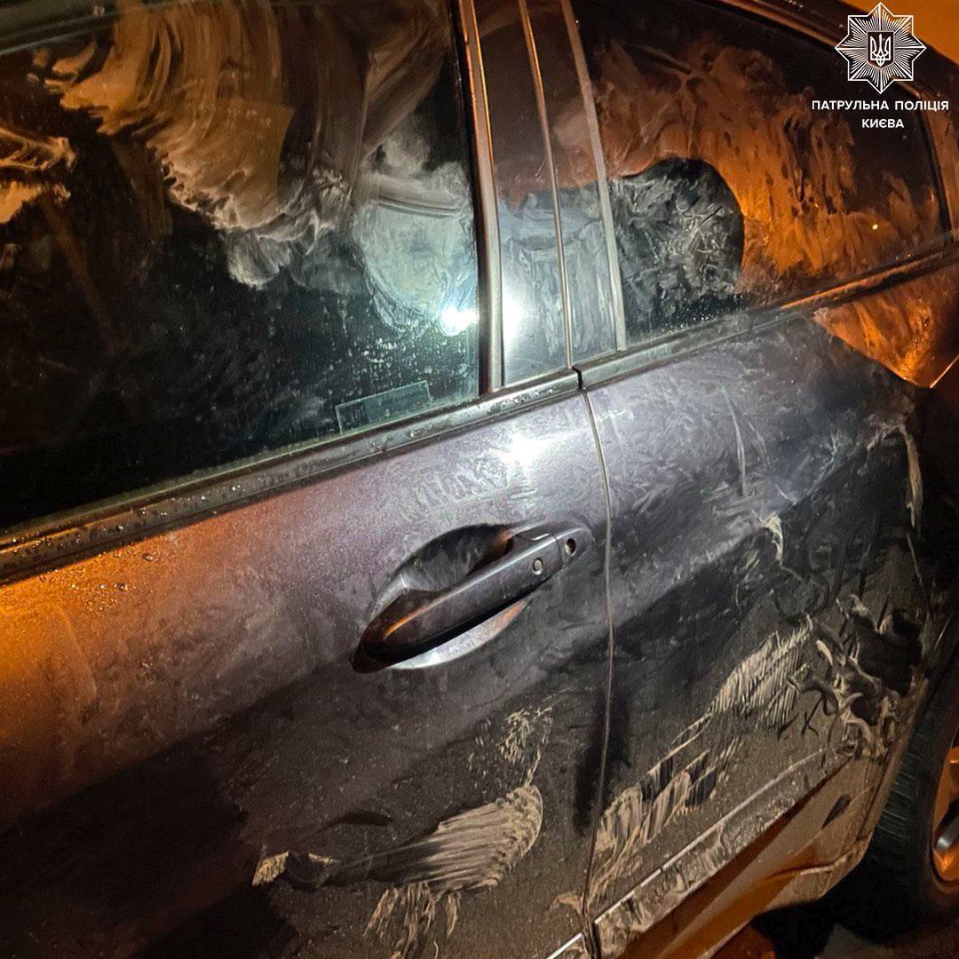 На Оболони оторвал зеркала у авто и пытался скрыться: в Киеве задержали хулигана. Фото