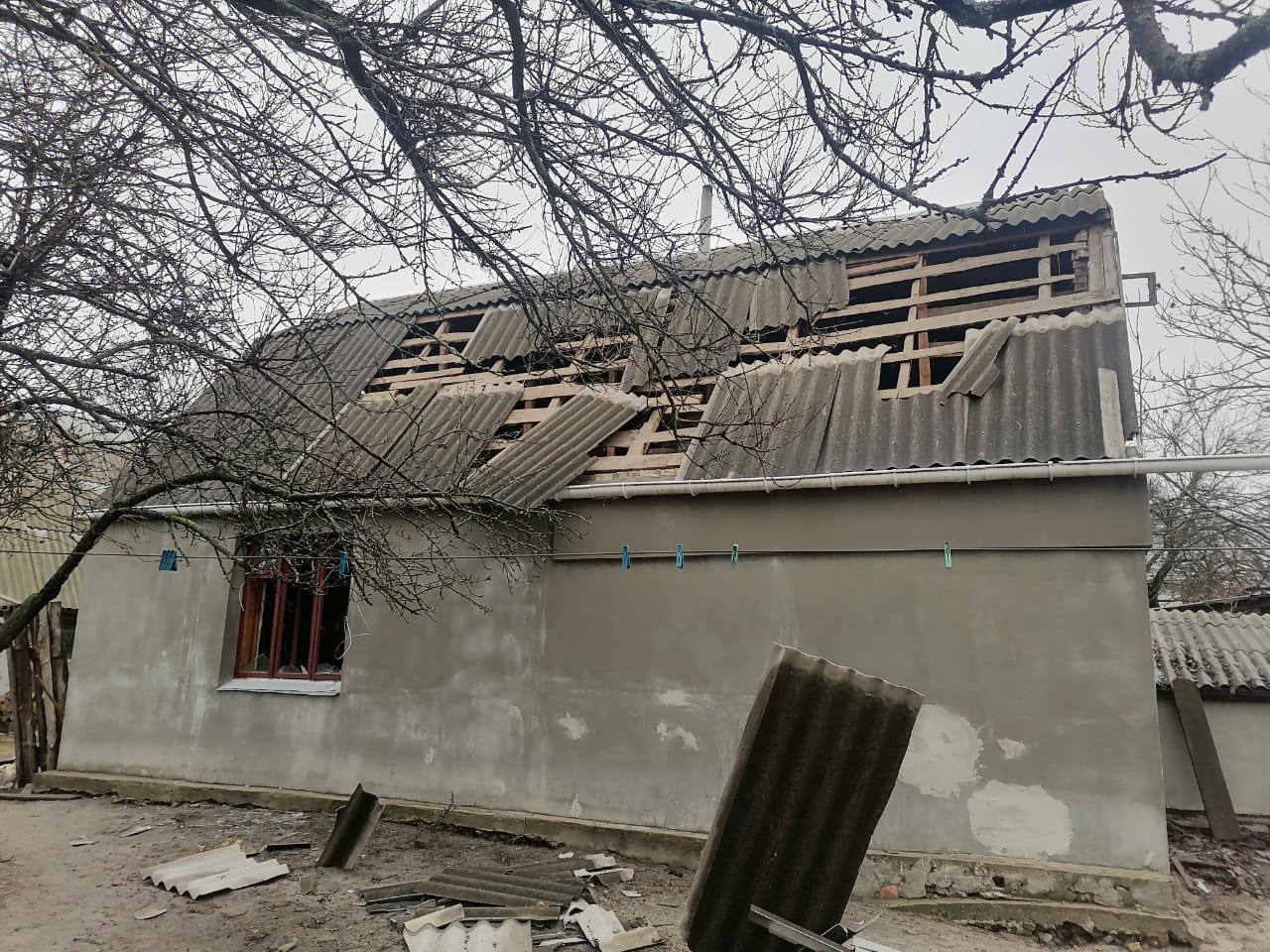 Повреждены частные дома и глубокая воронка от ракеты: последствия российского обстрела Киевщины 15 февраля. Фото и видео