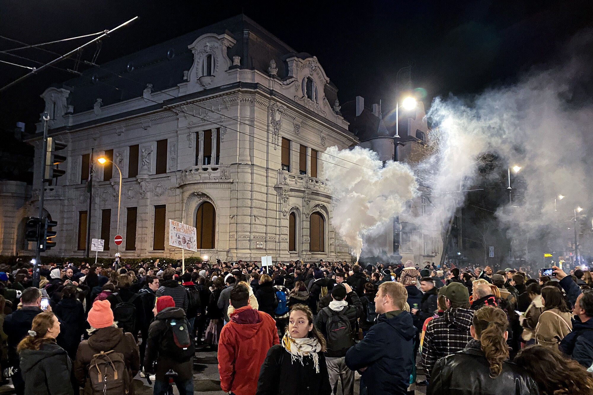 В Будапеште собрался многотысячный митинг недовольных политикой Орбана: что происходит. Фото, видео