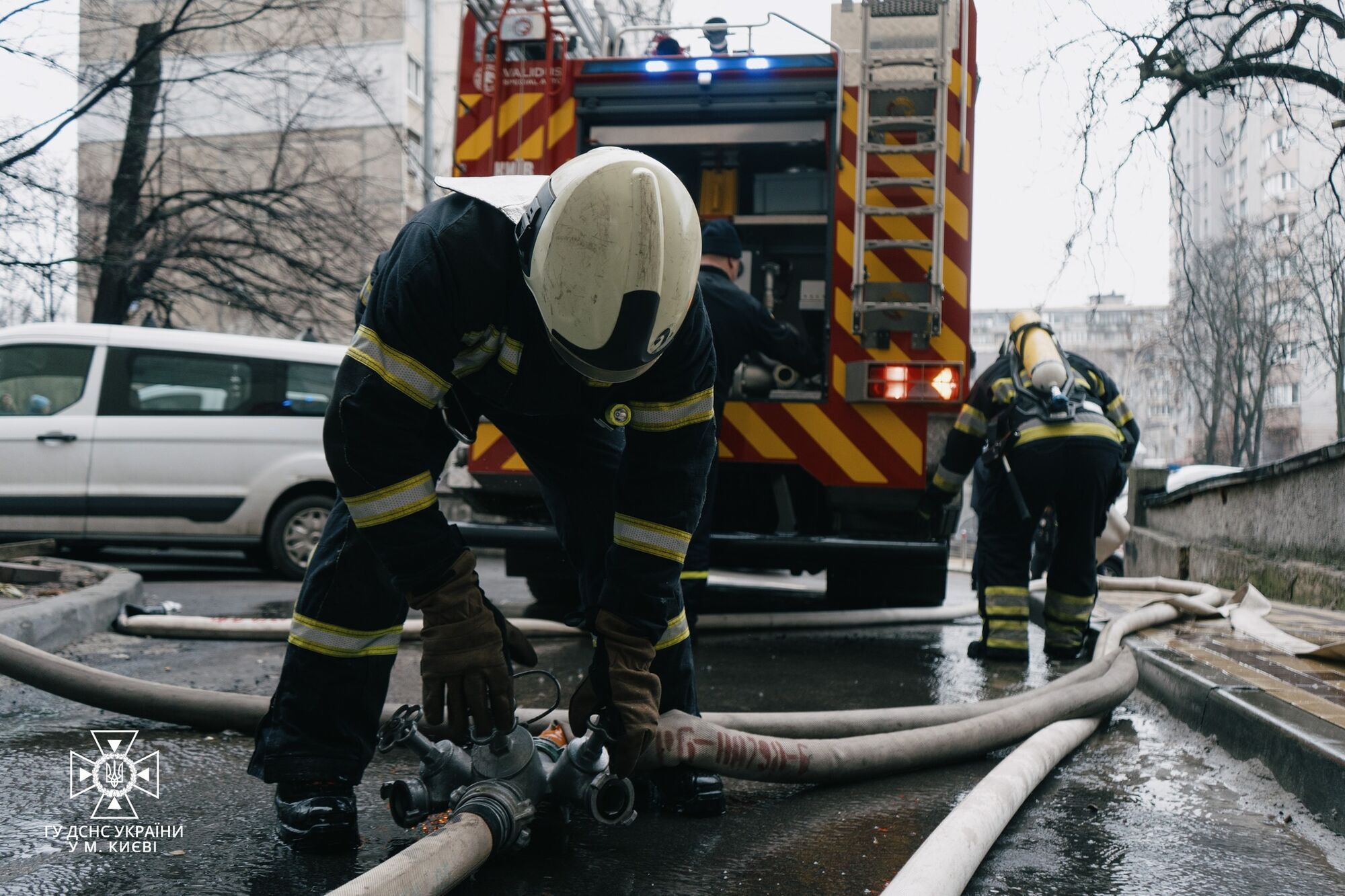 У Києві сталось дві пожежі, одна з яких у їдальні гімназії: відомо подробиці. Фото і відео