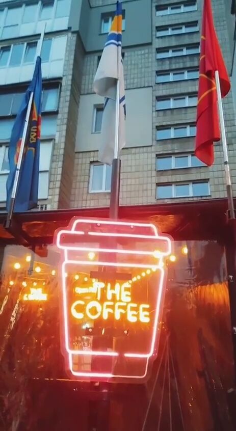 Скидки 70% в день смерти Путина: пострадавший от обстрела кафе в Киеве возобновил работу. Видео