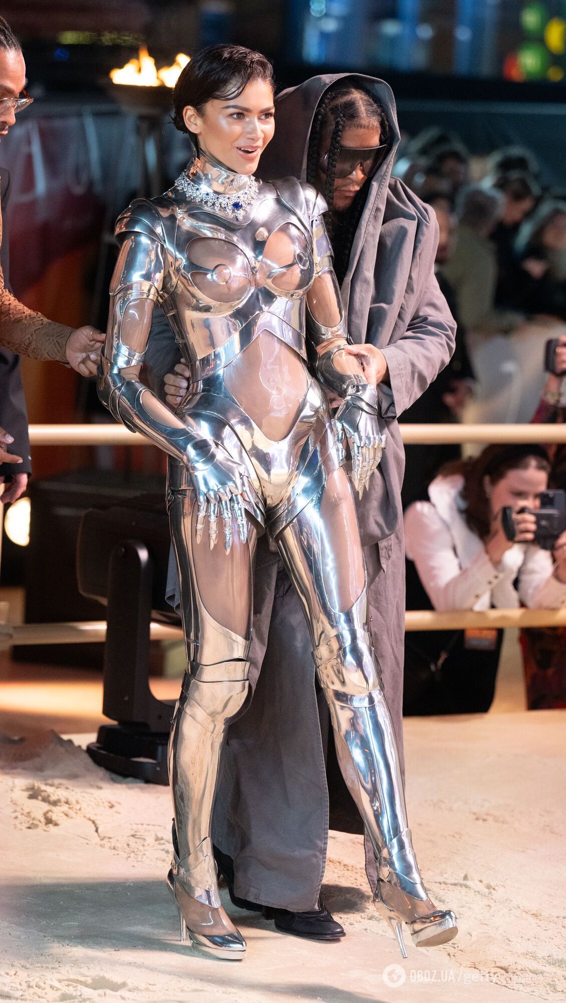 Зендея в прозрачном костюме робота из коллекции Mugler 1995 года шокировала публику на премьере второй части "Дюны"
