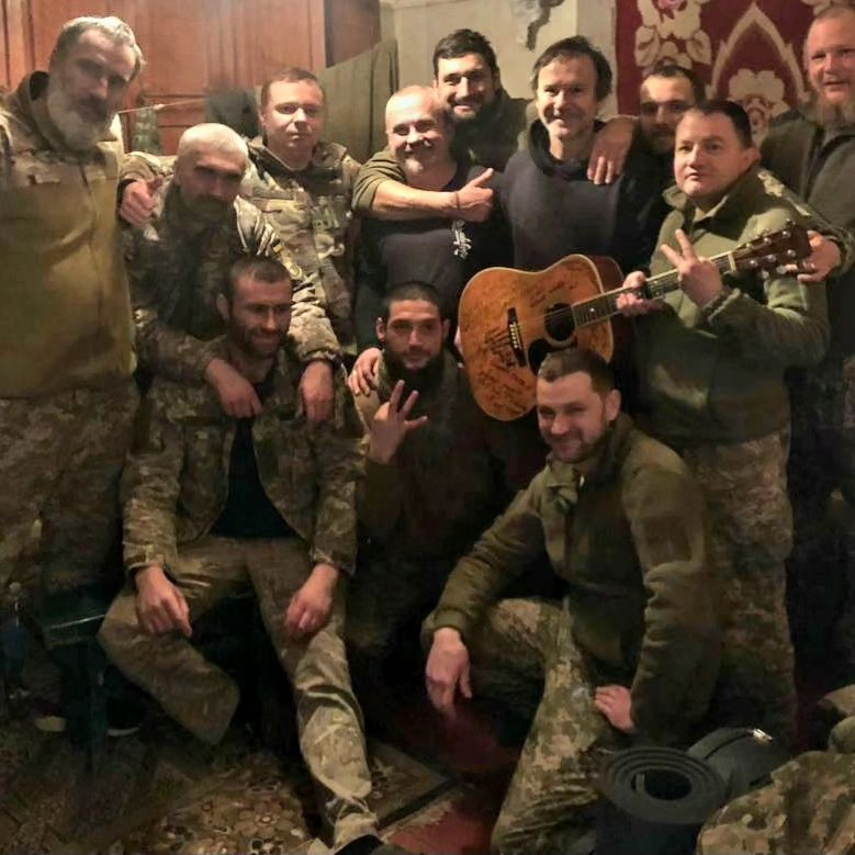 "Передавайте привіт Львову!" Вакарчук розчулився після зустрічі з військовими-земляками і показав щасливе фото з Донбасу