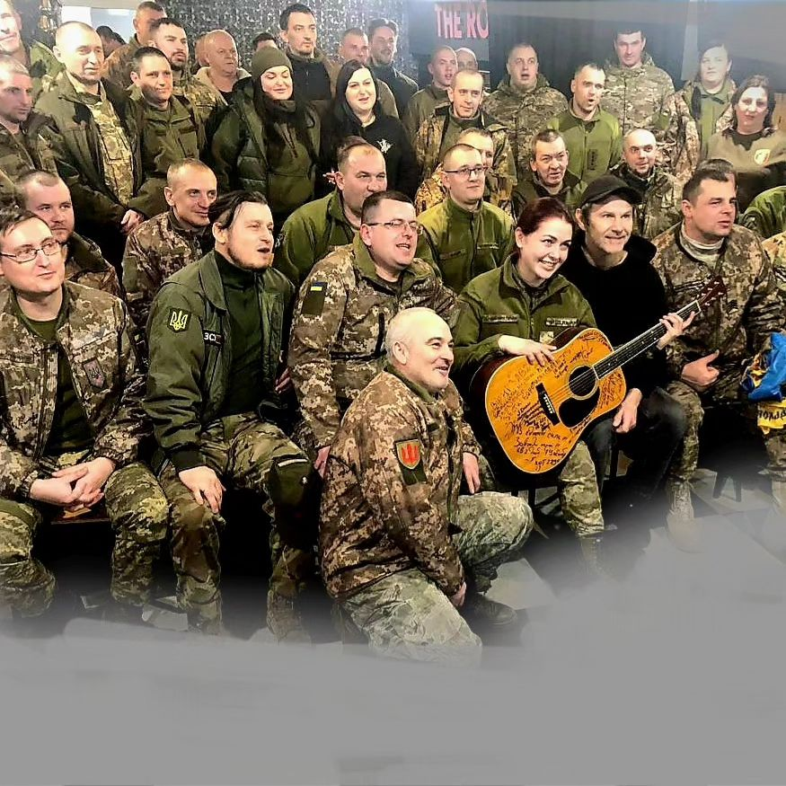 "Передавайте привет Львову!" Вакарчук растрогался после встречи с военными-земляками и показал счастливое фото с Донбасса