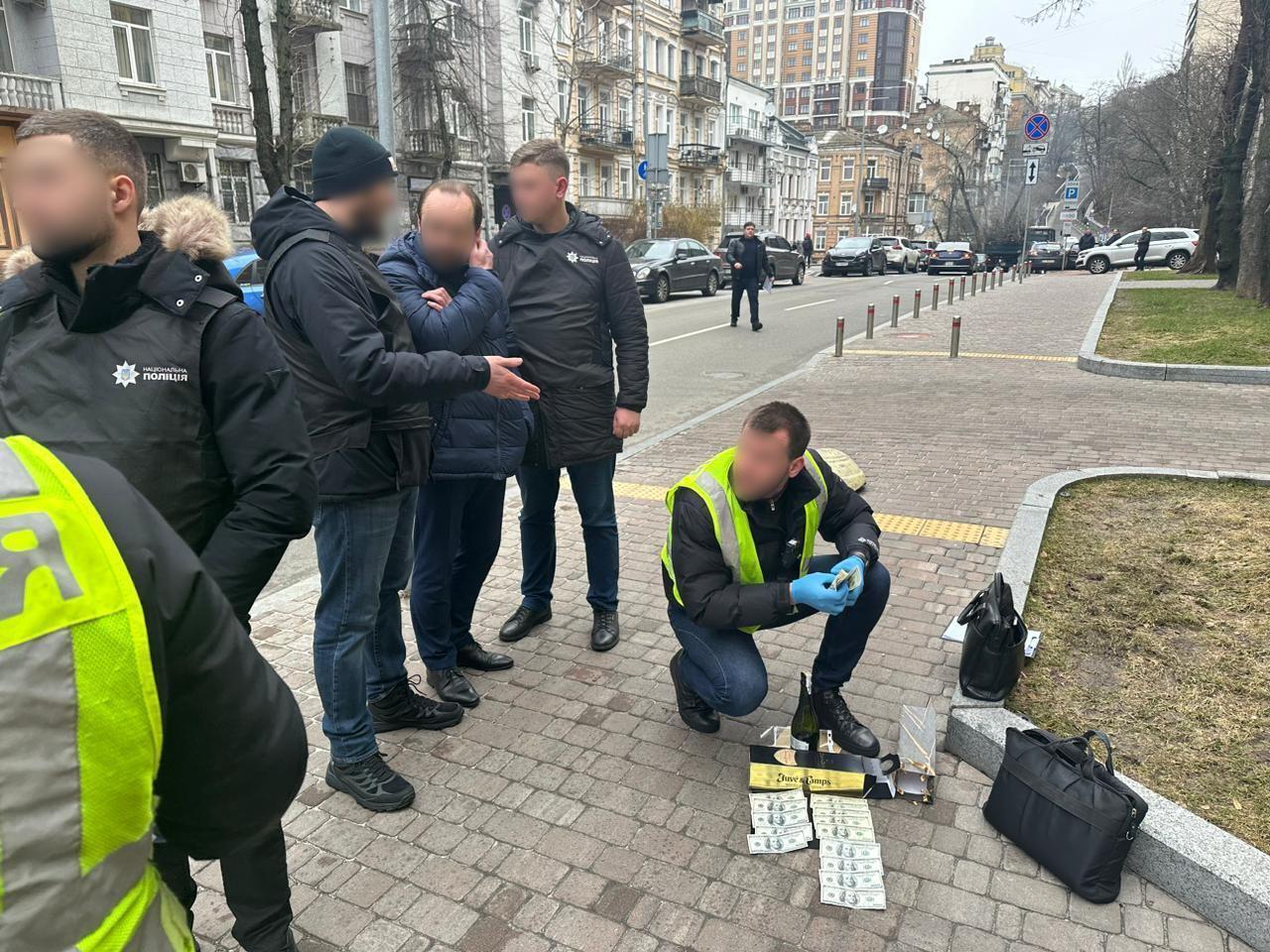 Організував схему вивозу антикваріату з України: у Києві затримали посадовця Мінкульту. Фото і відео
