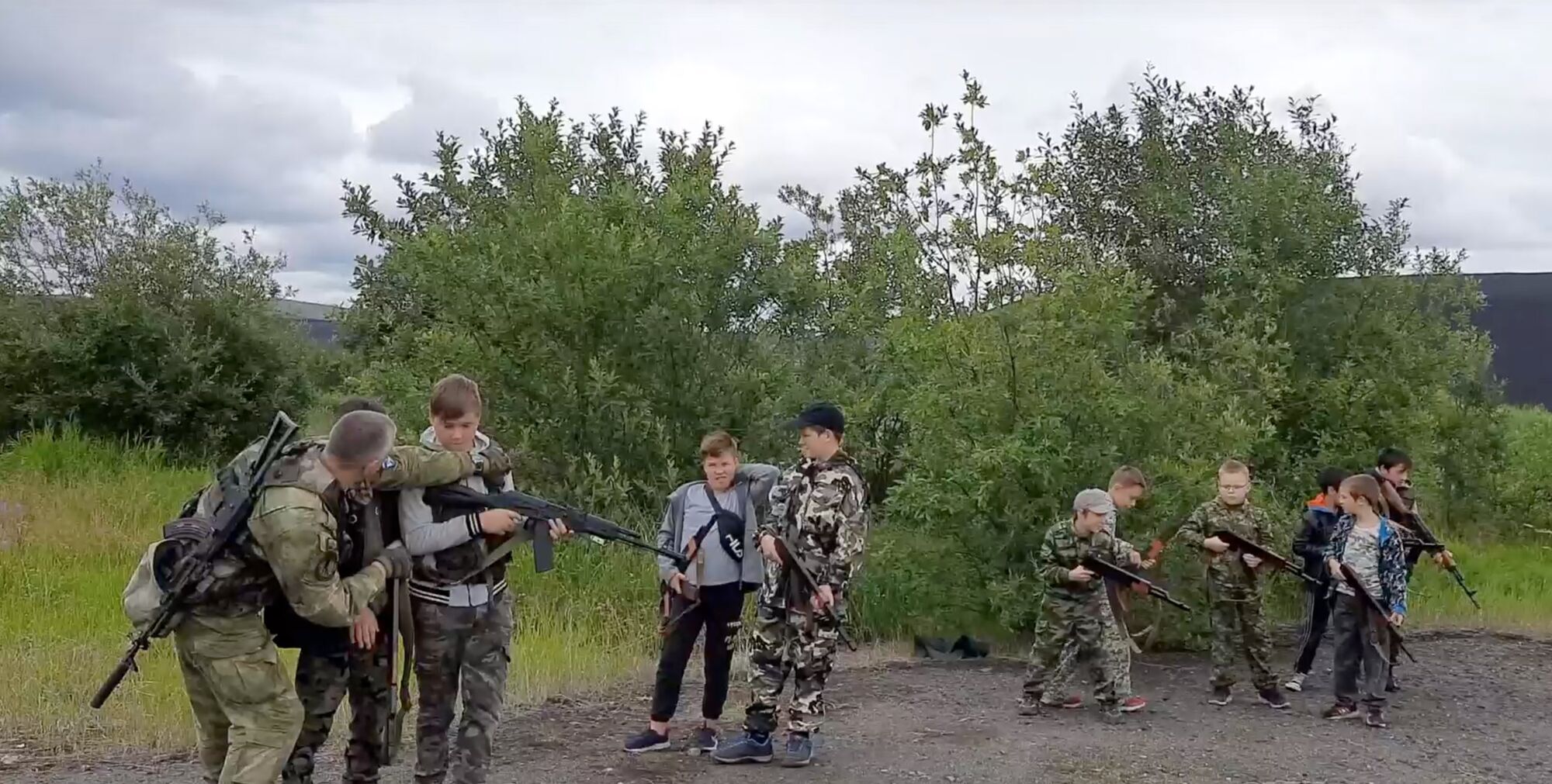 Тренуються стріляти і плести маскувальні сітки: Росія проводить військові навчання для дітей біля кордону Норвегії – ЗМІ