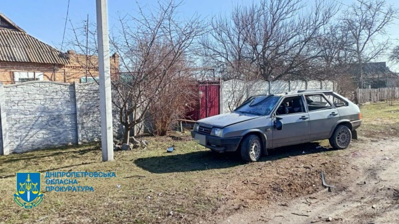 Окупанти на Дніпропетровщині атакували дроном авто: постраждали двоє людей. Фото