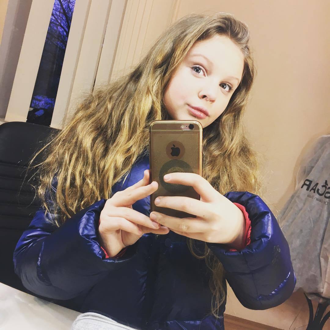 Из белокурого ангела в соблазнительную брюнетку: как менялась 18-летняя дочь Оли Фреймут, которая не живет в Украине